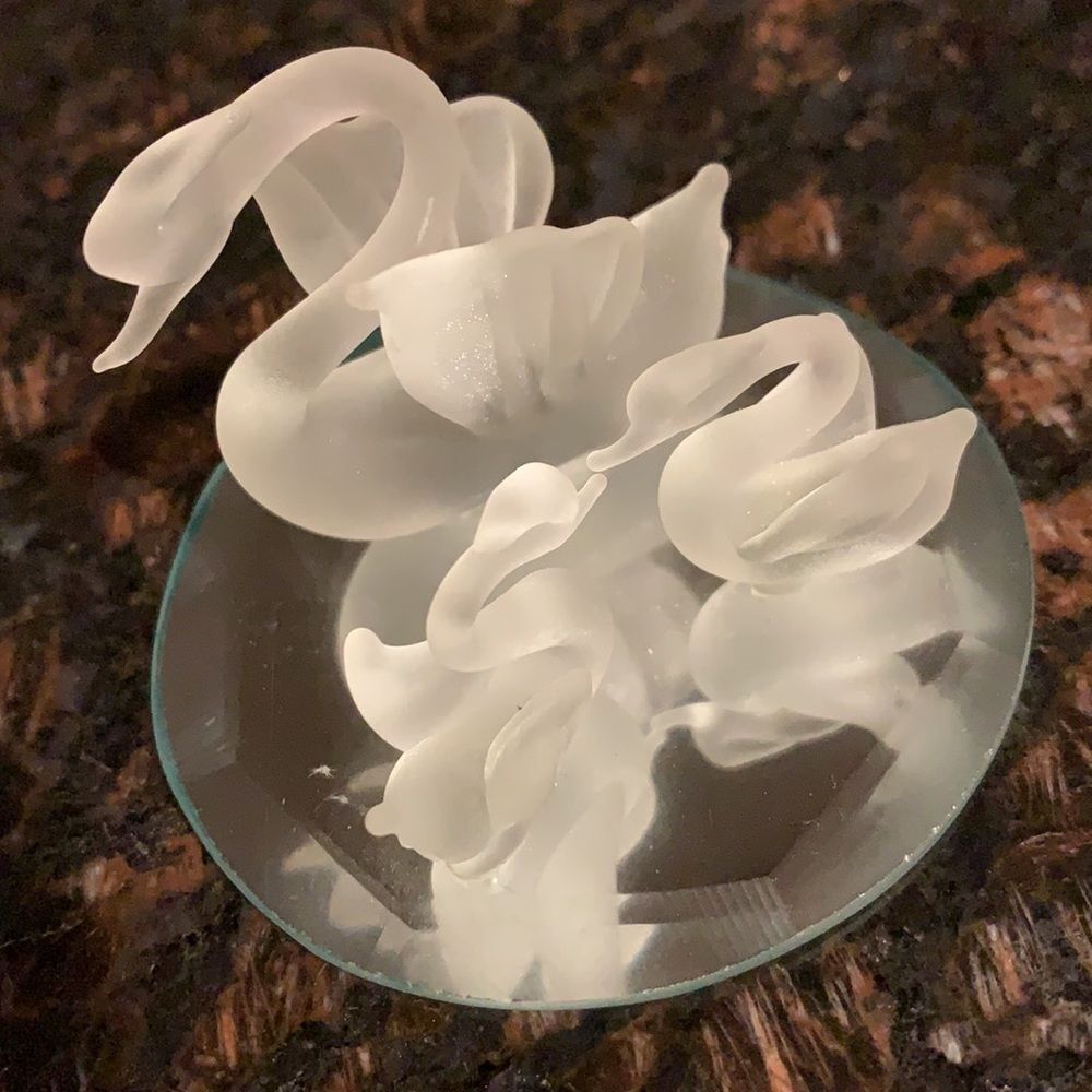 Swan and 2 babies on mirror lake glass decoration. 2.5x2. Very pretty,unique